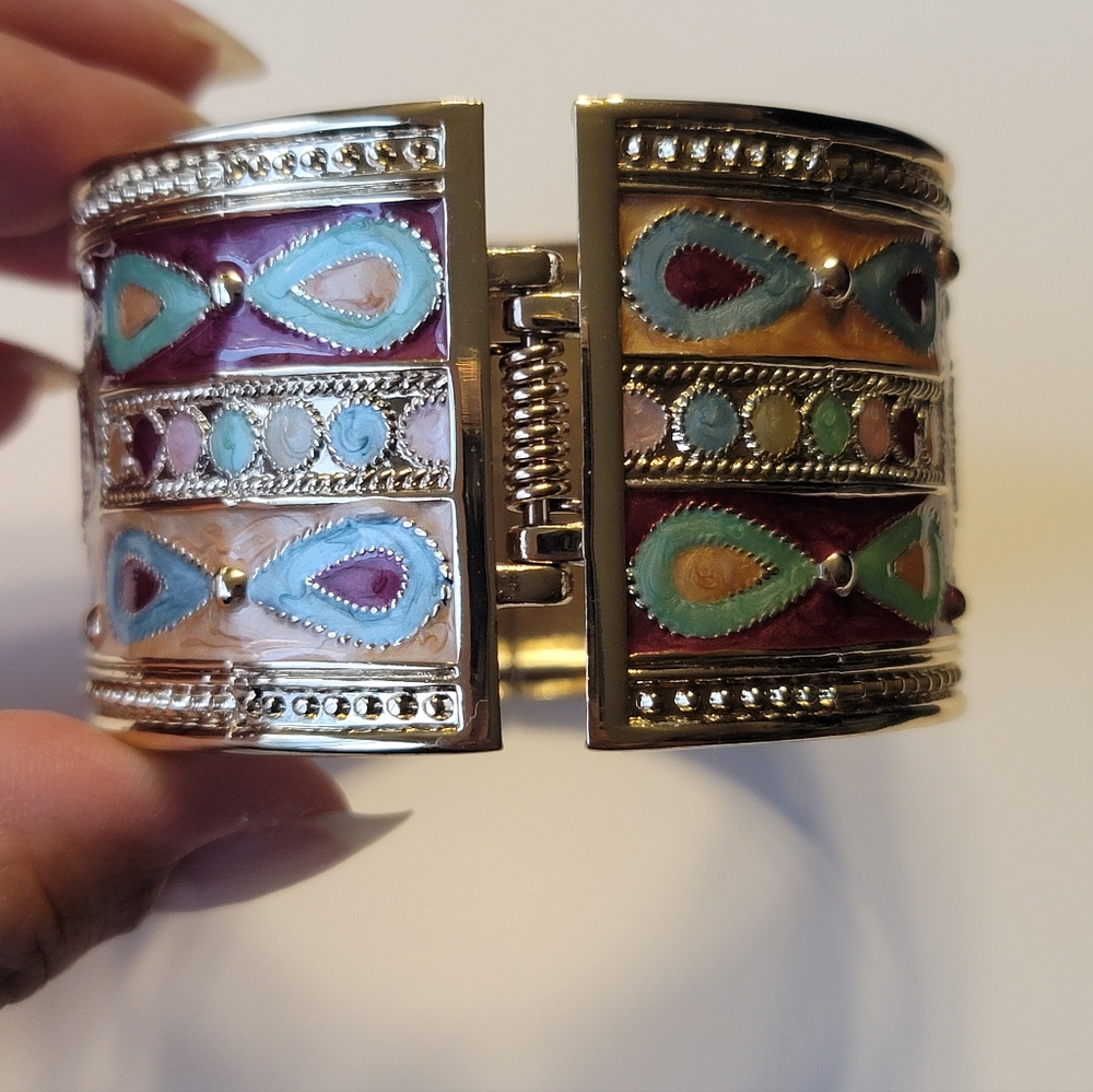 Egyptian Revival Enamel Cuff Bracelet, Goldtone, Vintage, Estate - Picture 4 of 10